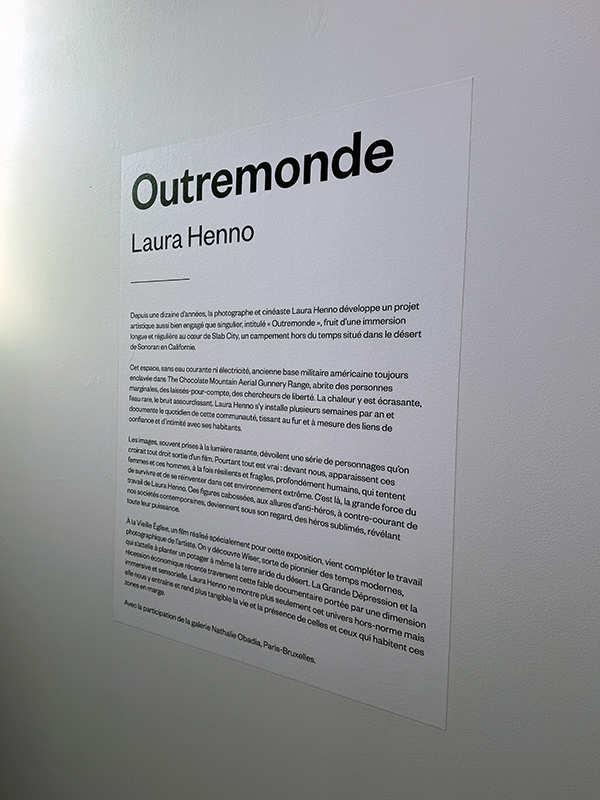 Papier peint imprimé cimaise exposition Laura Henno