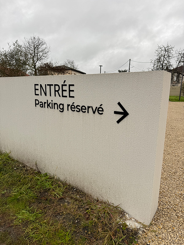 Signalétique lettres découpées