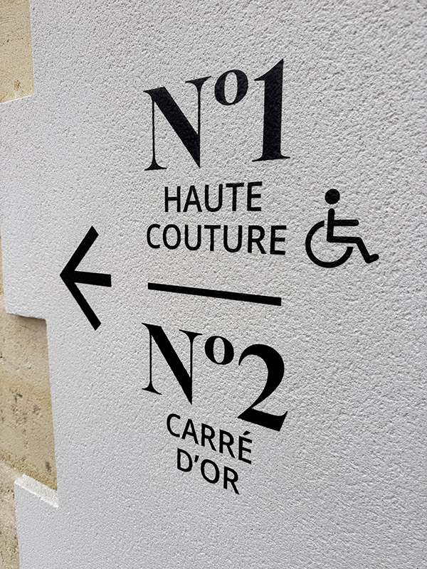 Signalétique murale lettres adhésives colle renforcée