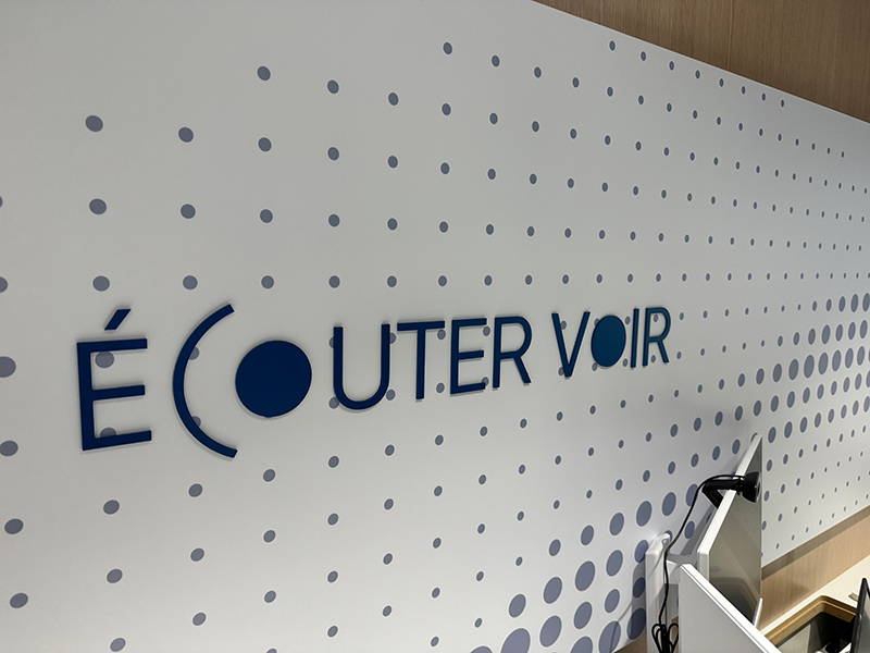 Impression numérique : écoutez voir, détail sticker cloison